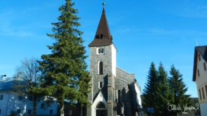 Nejen divočina, ale i horské osady dávají této krajině její kouzlo a kostelíku na Kvildě to v dřevěném kabátu docela sluší ;-)